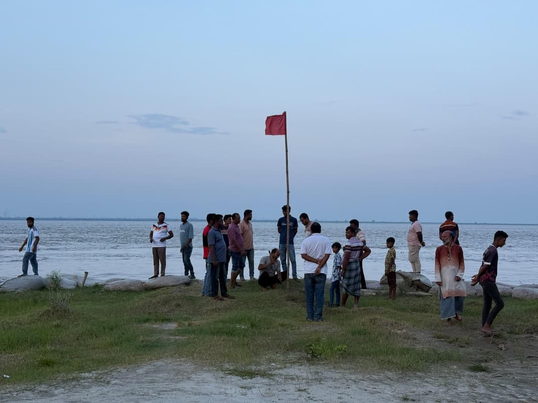 লাল পতাকা পুতে ভেড়ামারায় অবৈধ বালু উত্তোলনে কঠোর নিষেধাজ্ঞা